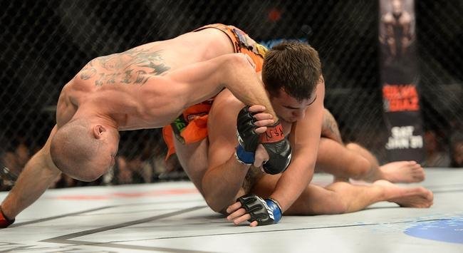 Donald Cerrone (bermuda laranja) venceu Myles Jury por deciso unnime