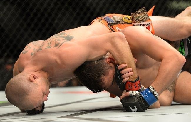 Donald Cerrone (bermuda laranja) venceu Myles Jury por deciso unnime