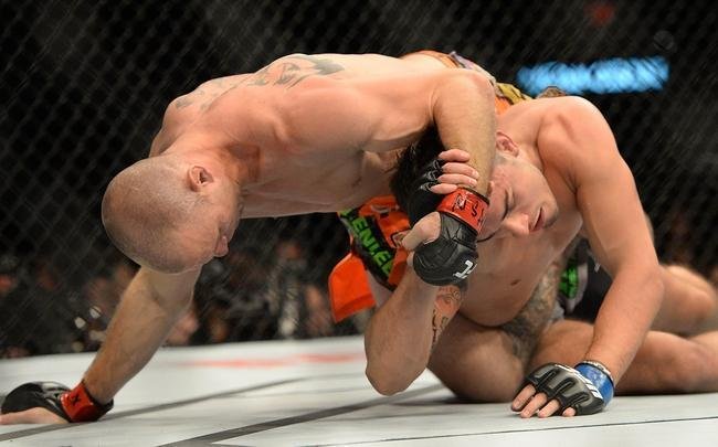 Donald Cerrone (bermuda laranja) venceu Myles Jury por decisão unânime