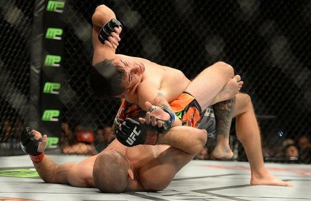 Donald Cerrone (bermuda laranja) venceu Myles Jury por decisão unânime