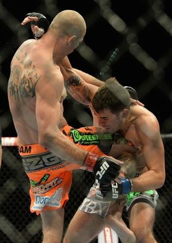 Donald Cerrone (bermuda laranja) venceu Myles Jury por deciso unnime