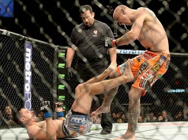 Donald Cerrone (bermuda laranja) venceu Myles Jury por deciso unnime
