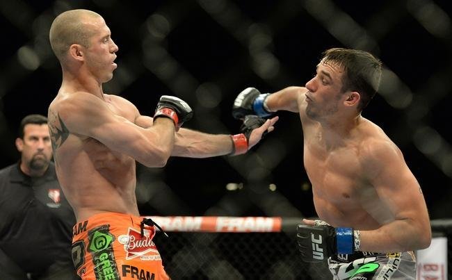 Donald Cerrone (bermuda laranja) venceu Myles Jury por decisão unânime