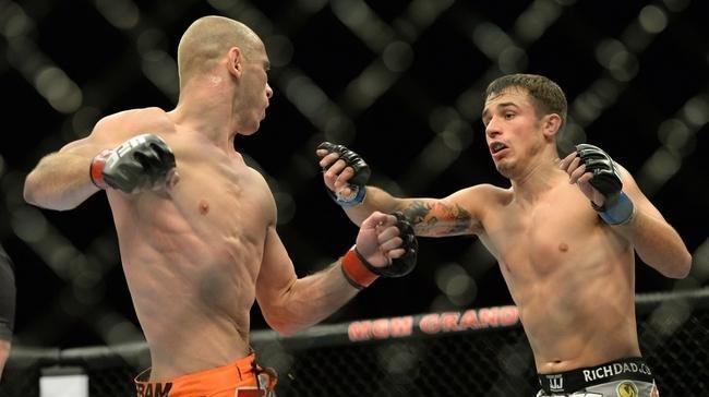 Donald Cerrone (bermuda laranja) venceu Myles Jury por deciso unnime