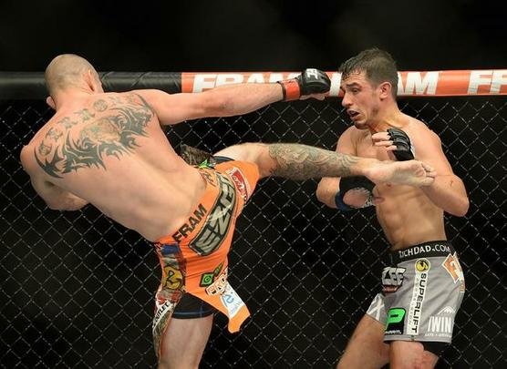 Donald Cerrone (bermuda laranja) venceu Myles Jury por decisão unânime