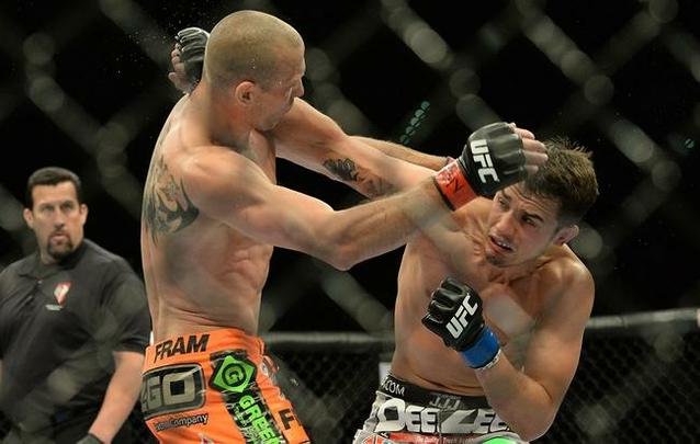Donald Cerrone (bermuda laranja) venceu Myles Jury por decisão unânime