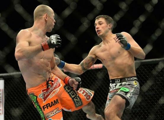 Donald Cerrone (bermuda laranja) venceu Myles Jury por decisão unânime