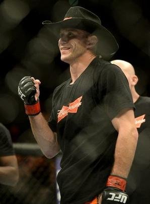 Donald Cerrone (bermuda laranja) venceu Myles Jury por decisão unânime