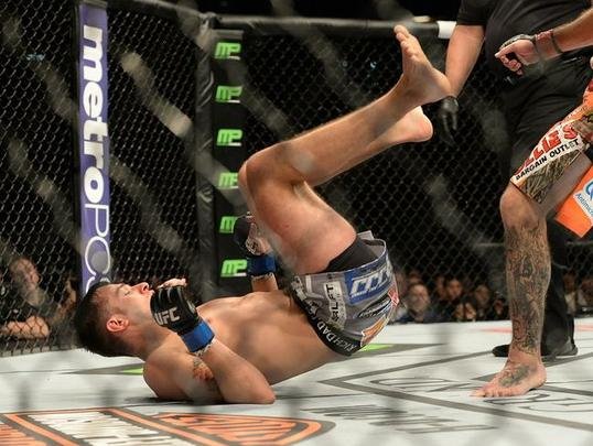 Donald Cerrone (bermuda laranja) venceu Myles Jury por decisão unânime