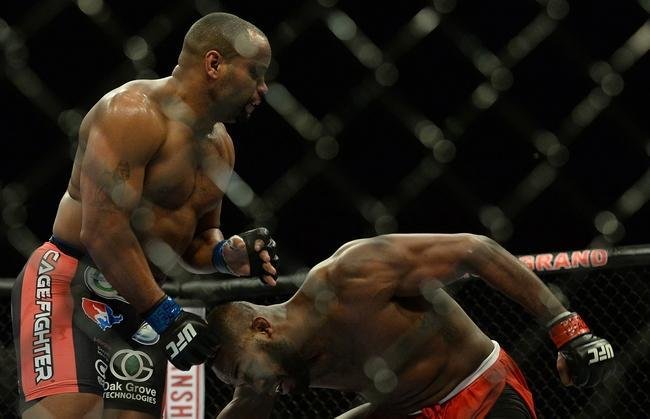 Jon Jones (bermuda vermelha) venceu Daniel Cormier por deciso unnime e manteve o cinturo 
