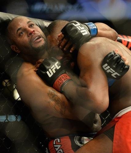 Jon Jones (bermuda vermelha) venceu Daniel Cormier por deciso unnime e manteve o cinturo 
