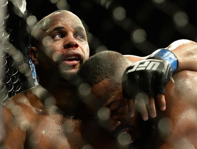 Jon Jones (bermuda vermelha) venceu Daniel Cormier por deciso unnime e manteve o cinturo 
