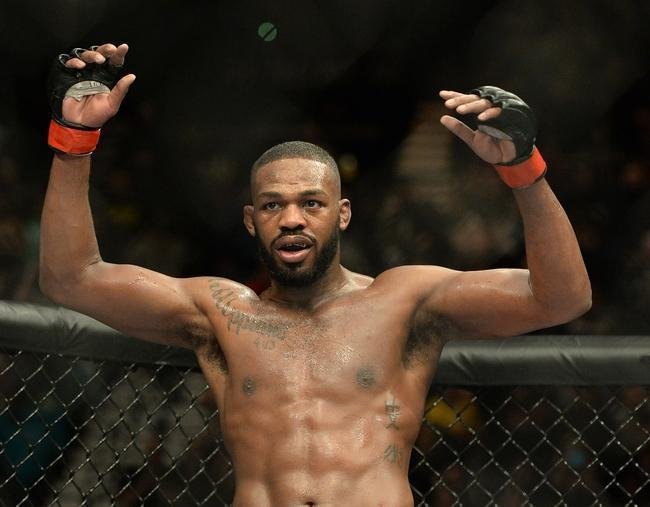 Jon Jones (bermuda vermelha) venceu Daniel Cormier por deciso unnime e manteve o cinturo 
