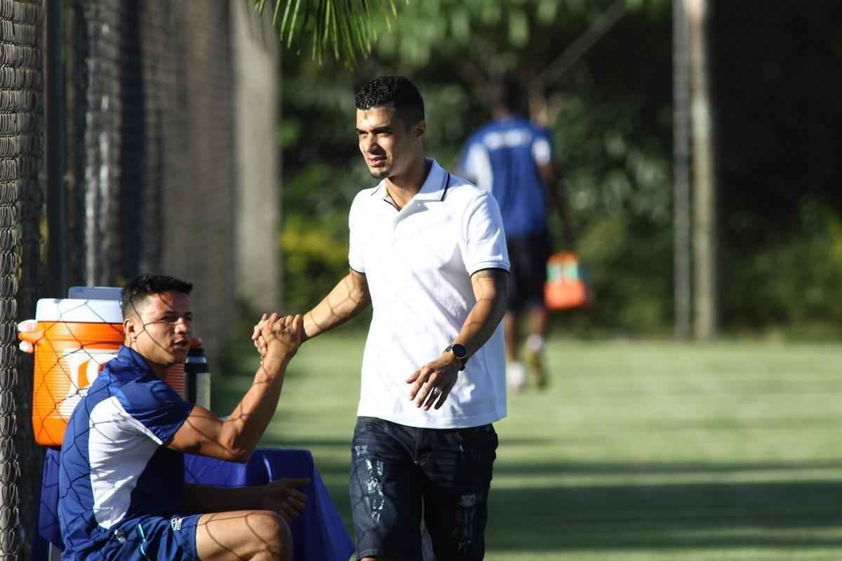 Lateral-esquerdo se despediu do Cruzeiro aps acertar transferncia para o Dnipro