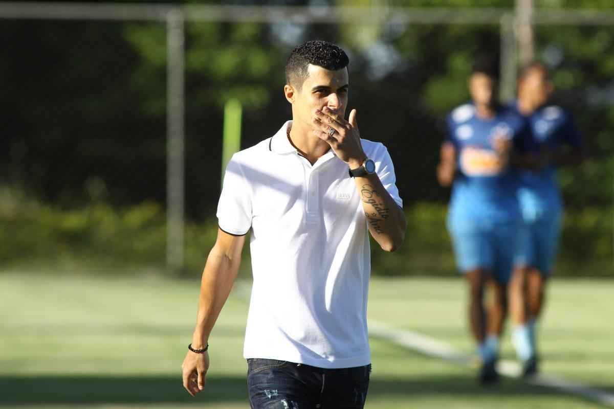 Lateral-esquerdo se despediu do Cruzeiro aps acertar transferncia para o Dnipro