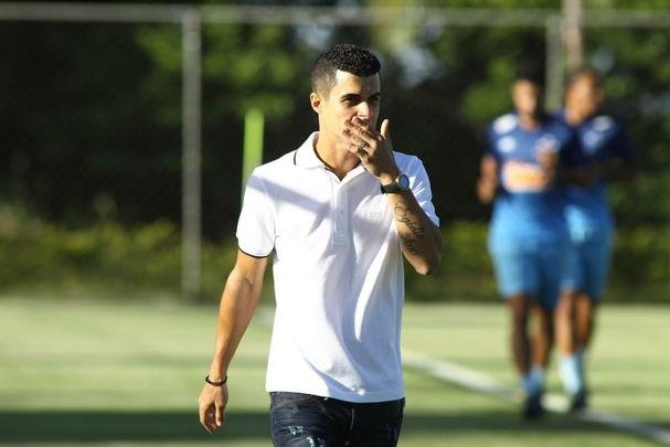 Lateral-esquerdo se despediu do Cruzeiro aps acertar transferncia para o Dnipro