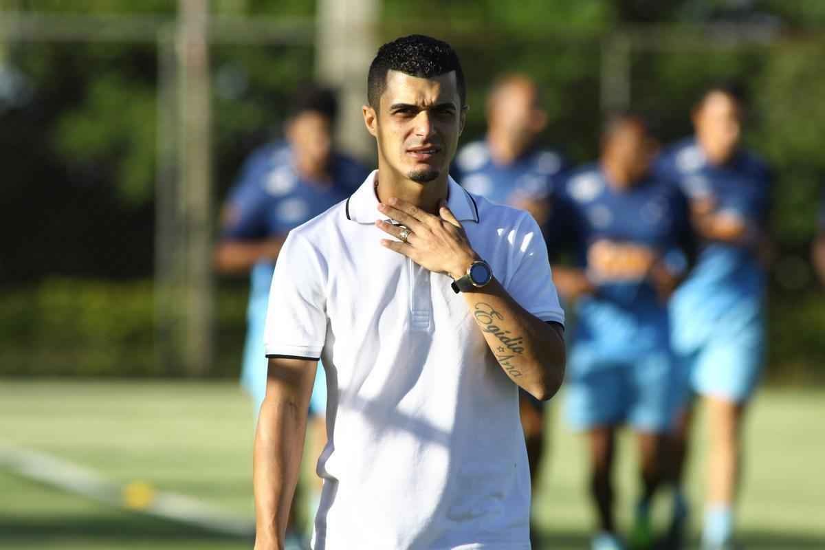 Lateral-esquerdo se despediu do Cruzeiro aps acertar transferncia para o Dnipro