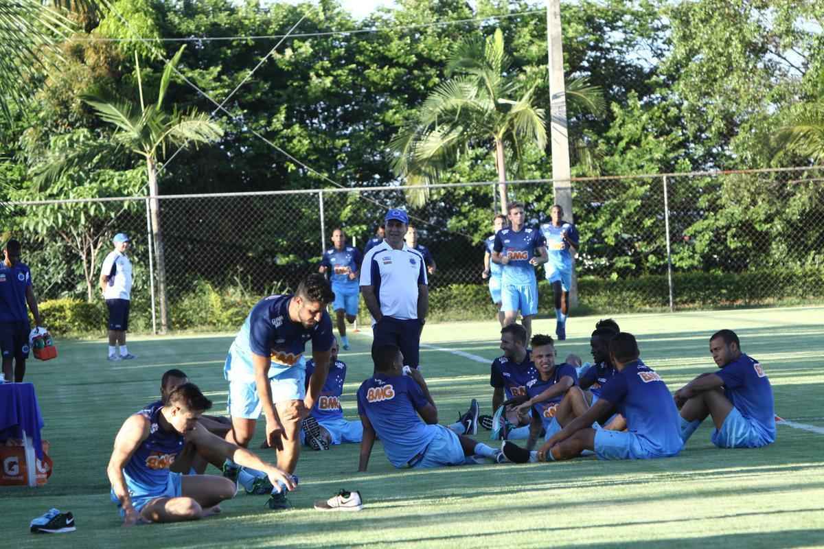 Técnico Marcelo Oliveira observou o primeiro treinamento da pré-temporada, que teve avaliações físicas
