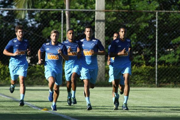 Equipe treinou na Toca II com lateral-direito Fabiano, volante Seymour e atacantes Damio e Joel