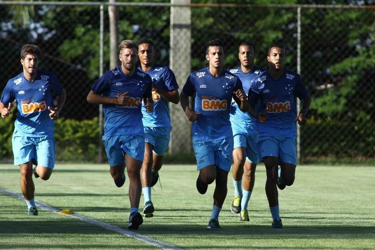 Equipe treinou na Toca II com lateral-direito Fabiano, volante Seymour e atacantes Damio e Joel