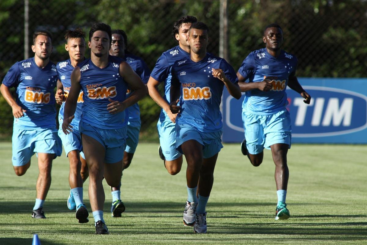 Equipe treinou na Toca II com lateral-direito Fabiano, volante Seymour e atacantes Damio e Joel