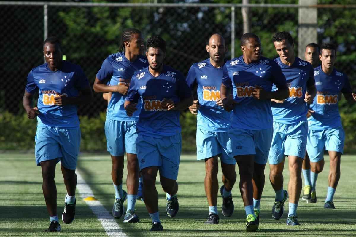Equipe treinou na Toca II com lateral-direito Fabiano, volante Seymour e atacantes Damio e Joel