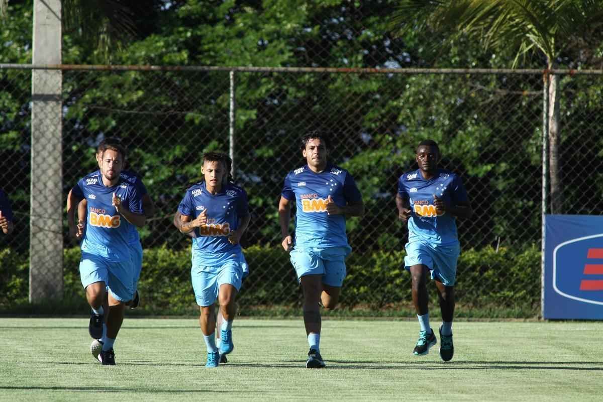 Equipe treinou na Toca II com lateral-direito Fabiano, volante Seymour e atacantes Damio e Joel