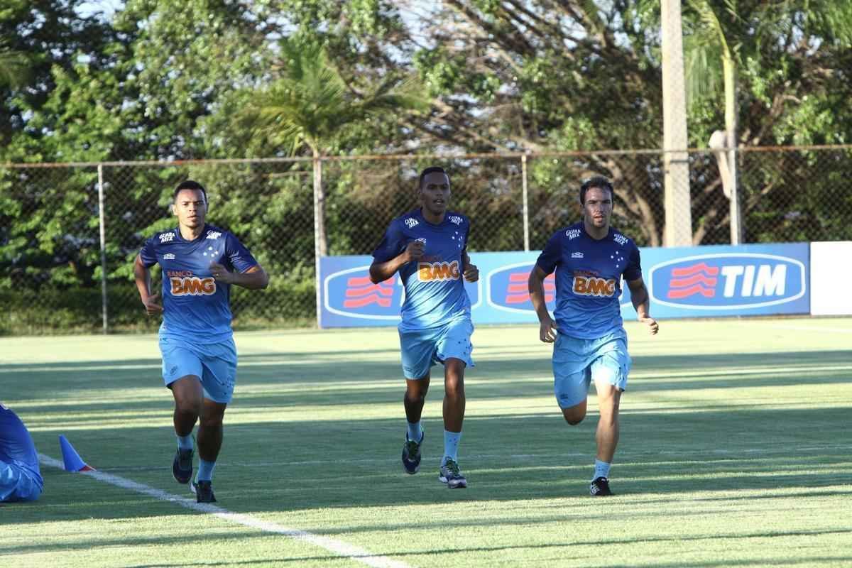 Equipe treinou na Toca II com lateral-direito Fabiano, volante Seymour e atacantes Damio e Joel