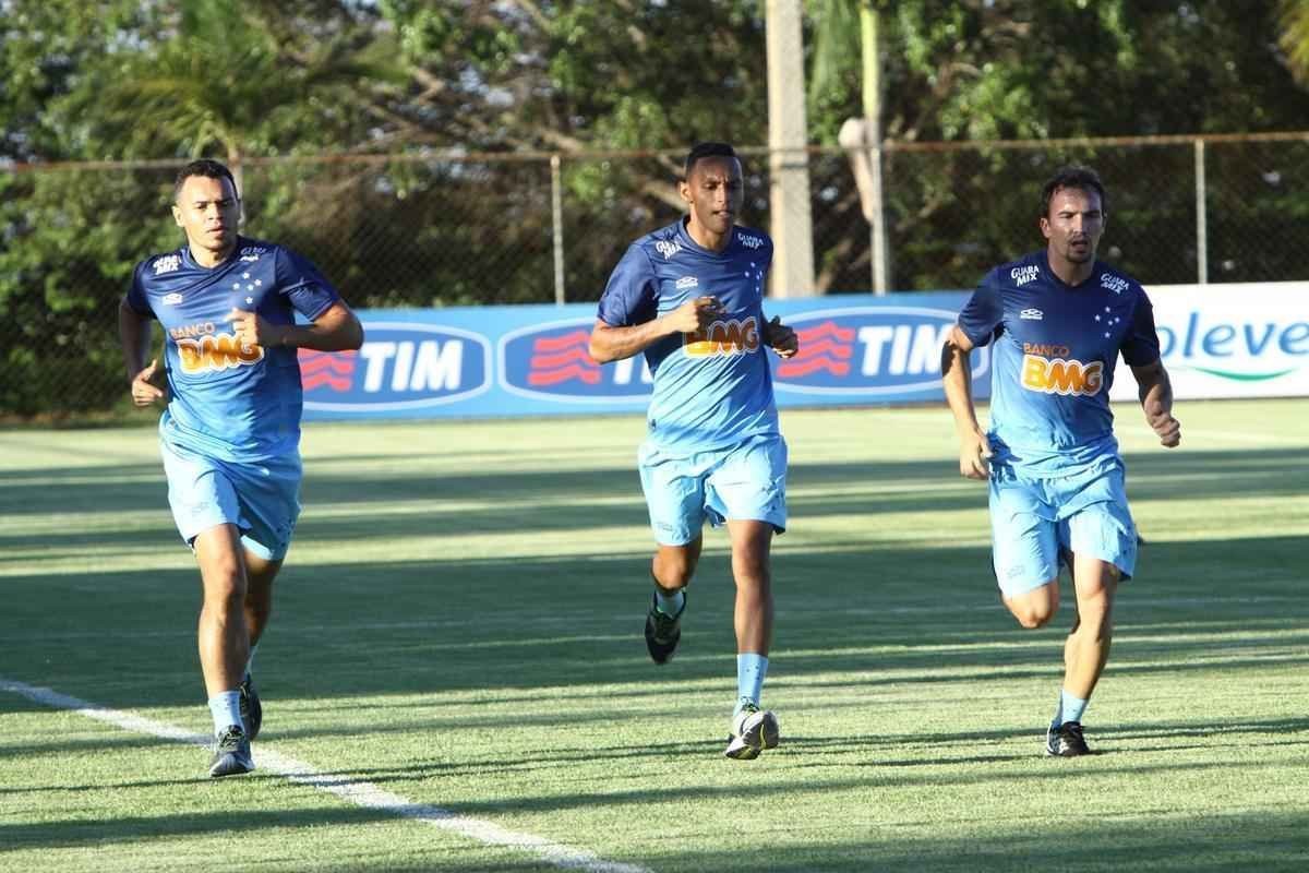 Equipe treinou na Toca II com lateral-direito Fabiano, volante Seymour e atacantes Damio e Joel