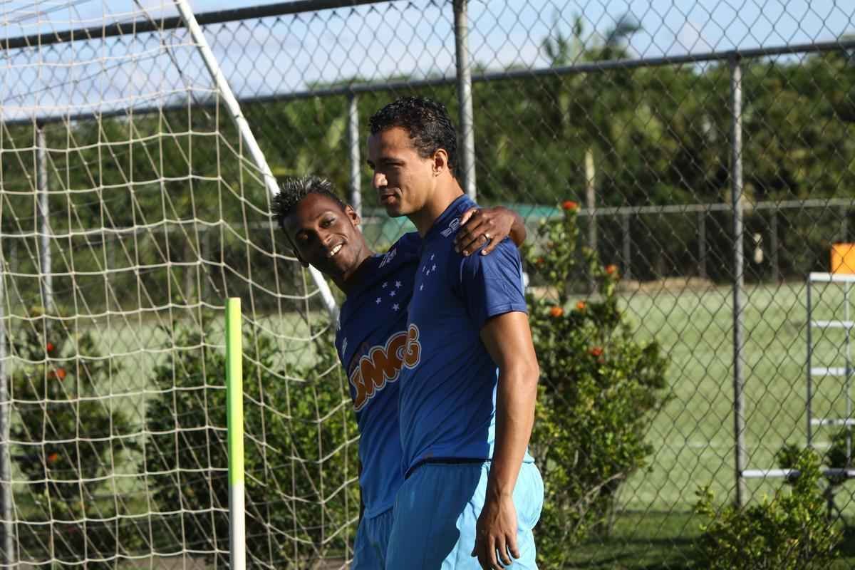 Equipe treinou na Toca II com lateral-direito Fabiano, volante Seymour e atacantes Damio e Joel