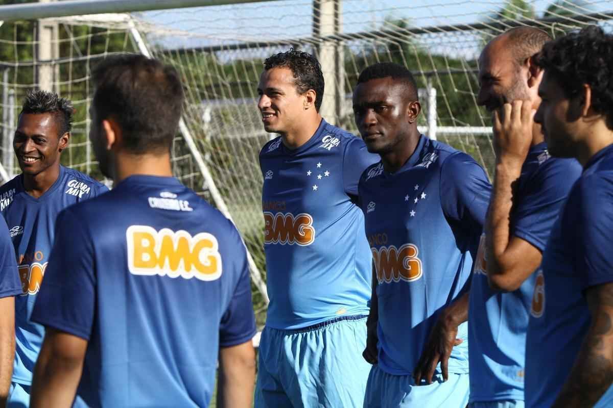 Equipe treinou na Toca II com lateral-direito Fabiano, volante Seymour e atacantes Damio e Joel
