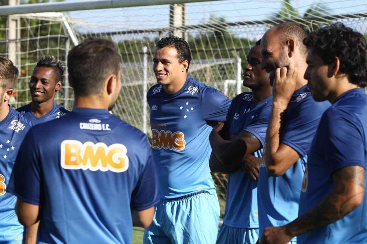 Equipe treinou na Toca II com lateral-direito Fabiano, volante Seymour e atacantes Damio e Joel