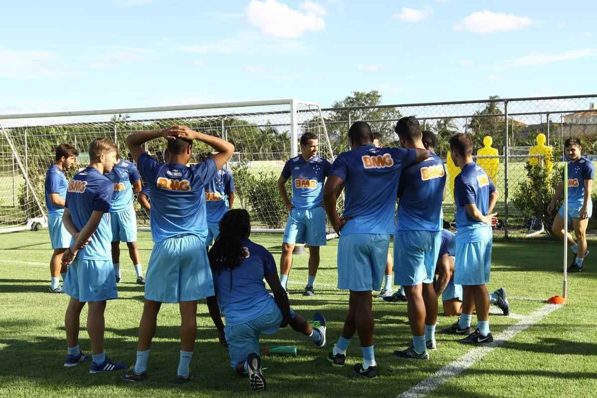 Equipe treinou na Toca II com lateral-direito Fabiano, volante Seymour e atacantes Damio e Joel