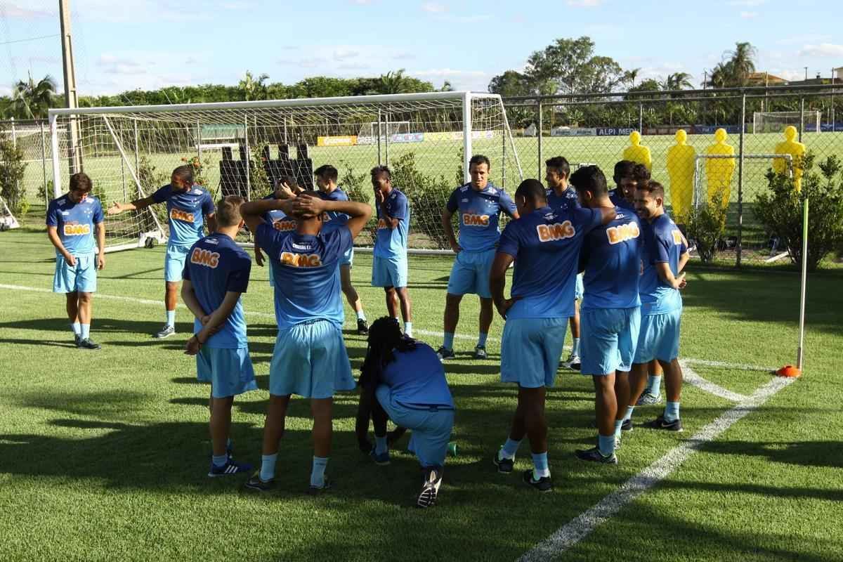 Equipe treinou na Toca II com lateral-direito Fabiano, volante Seymour e atacantes Damio e Joel