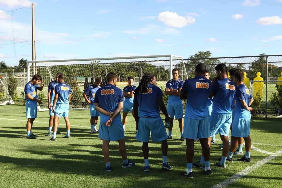 Equipe treinou na Toca II com lateral-direito Fabiano, volante Seymour e atacantes Damio e Joel