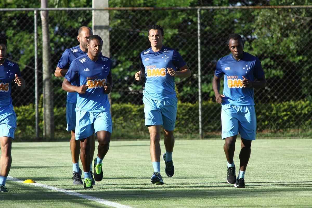 Equipe treinou na Toca II com lateral-direito Fabiano, volante Seymour e atacantes Damio e Joel