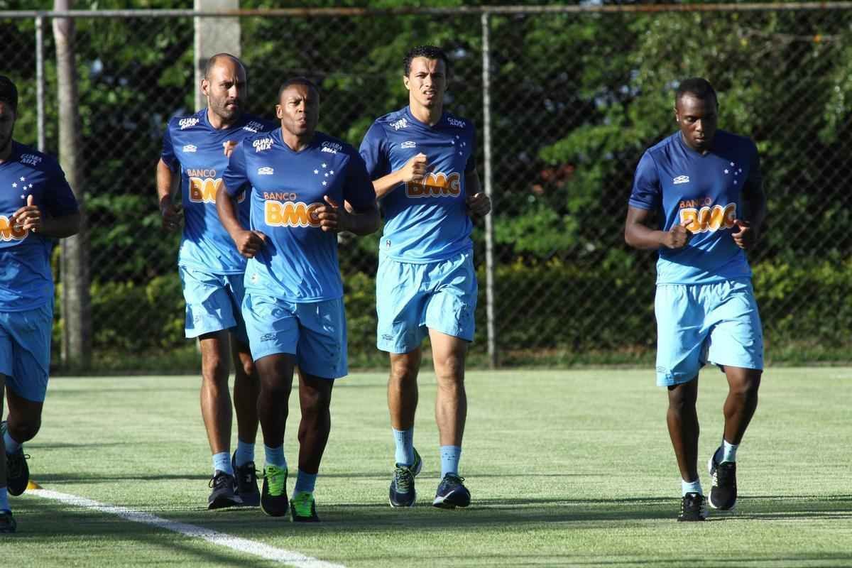 Equipe treinou na Toca II com lateral-direito Fabiano, volante Seymour e atacantes Damio e Joel