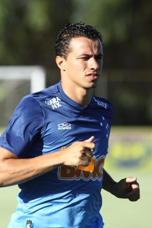 Equipe treinou na Toca II com lateral-direito Fabiano, volante Seymour e atacantes Damio e Joel