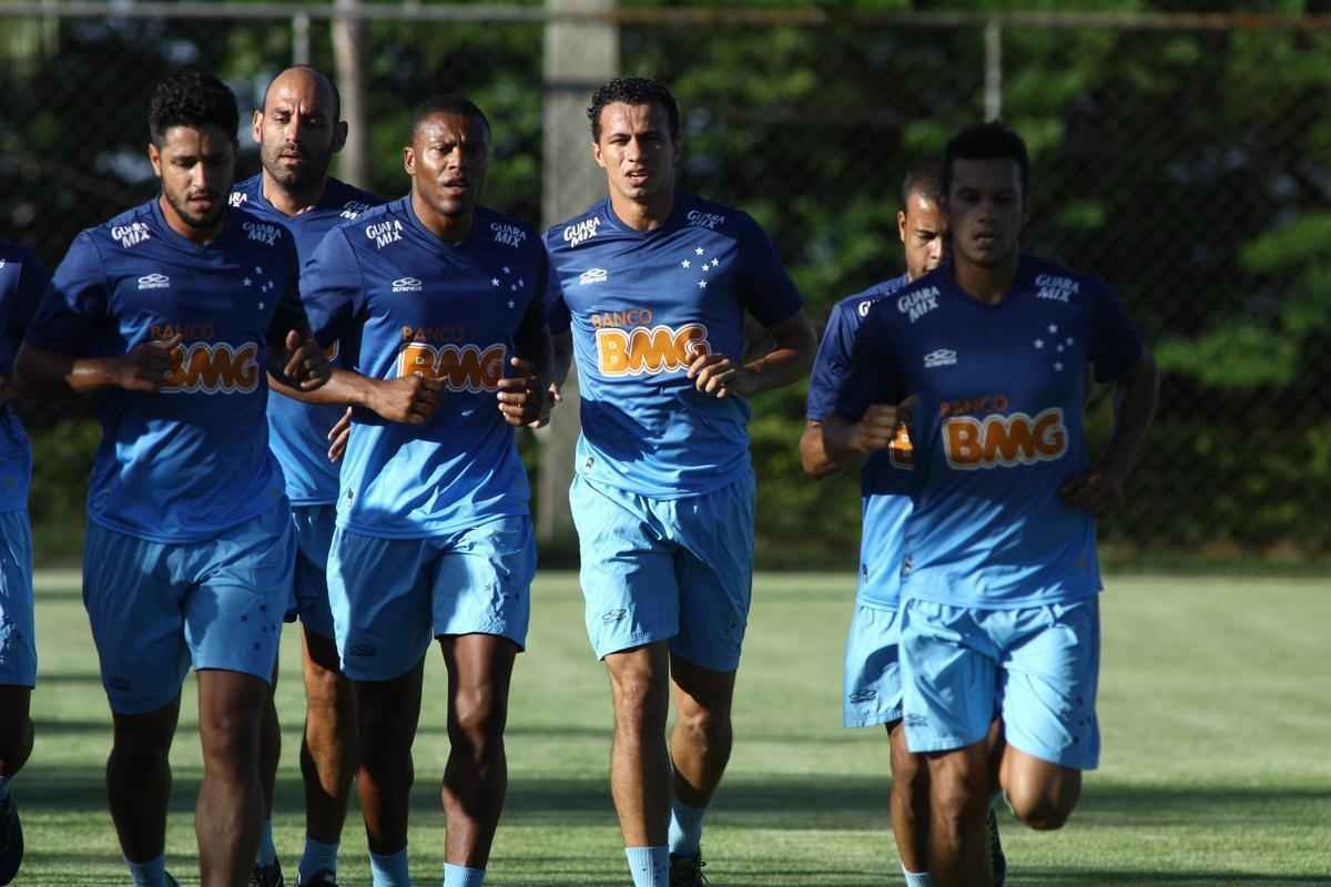 Equipe treinou na Toca II com lateral-direito Fabiano, volante Seymour e atacantes Damio e Joel
