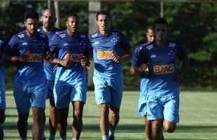 Equipe treinou na Toca II com lateral-direito Fabiano, volante Seymour e atacantes Damião e Joel