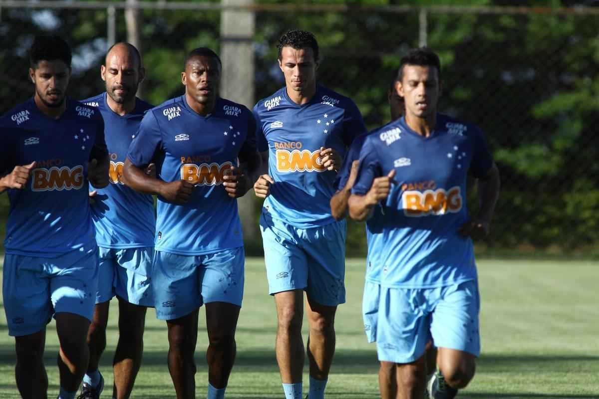 Equipe treinou na Toca II com lateral-direito Fabiano, volante Seymour e atacantes Damio e Joel