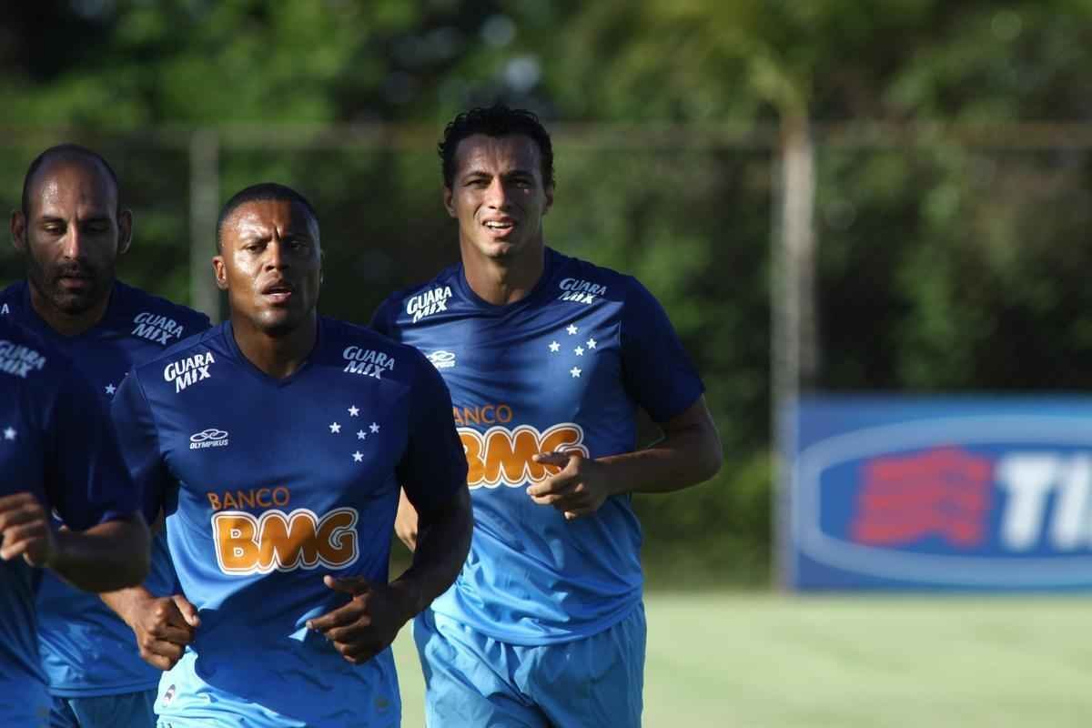 Equipe treinou na Toca II com lateral-direito Fabiano, volante Seymour e atacantes Damio e Joel