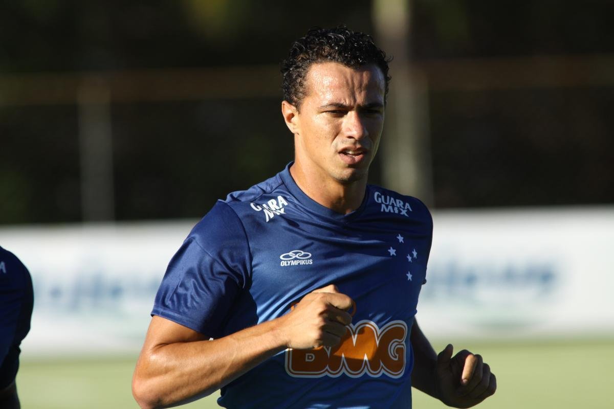 Equipe treinou na Toca II com lateral-direito Fabiano, volante Seymour e atacantes Damio e Joel