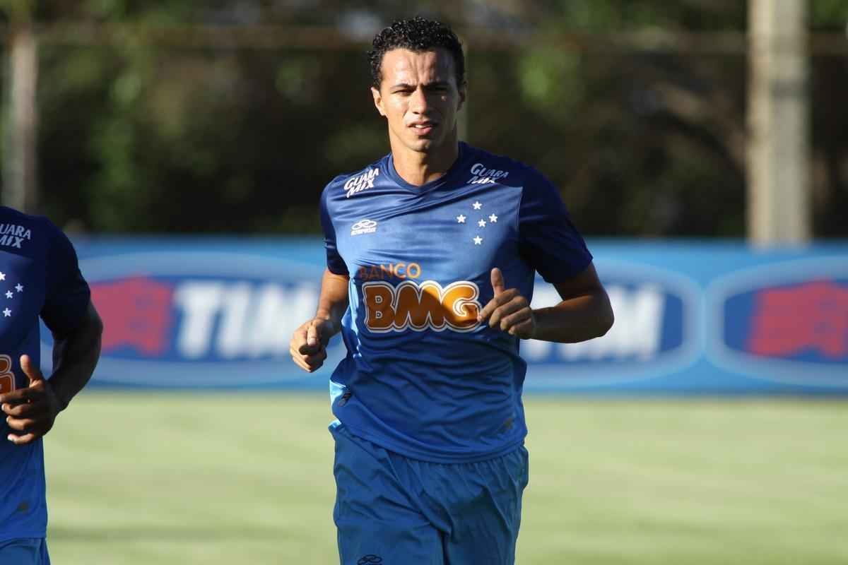 Equipe treinou na Toca II com lateral-direito Fabiano, volante Seymour e atacantes Damio e Joel