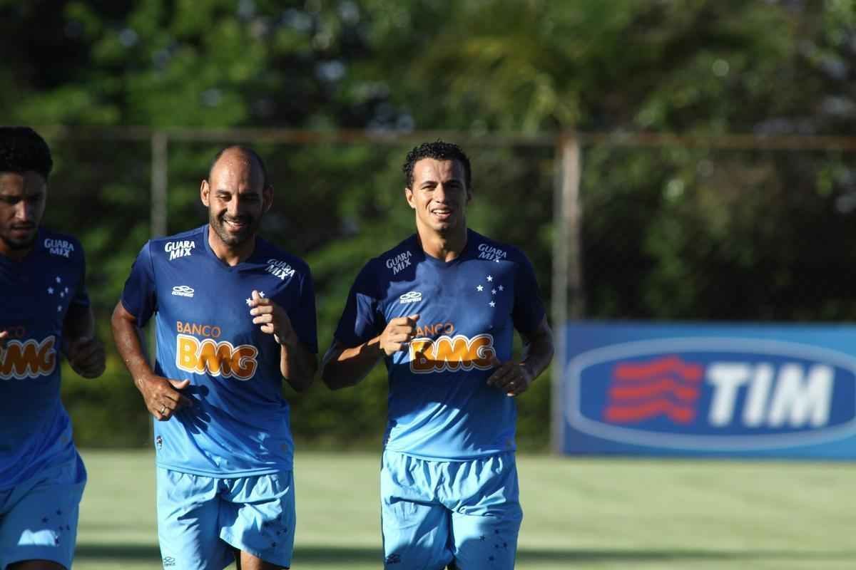 Equipe treinou na Toca II com lateral-direito Fabiano, volante Seymour e atacantes Damio e Joel