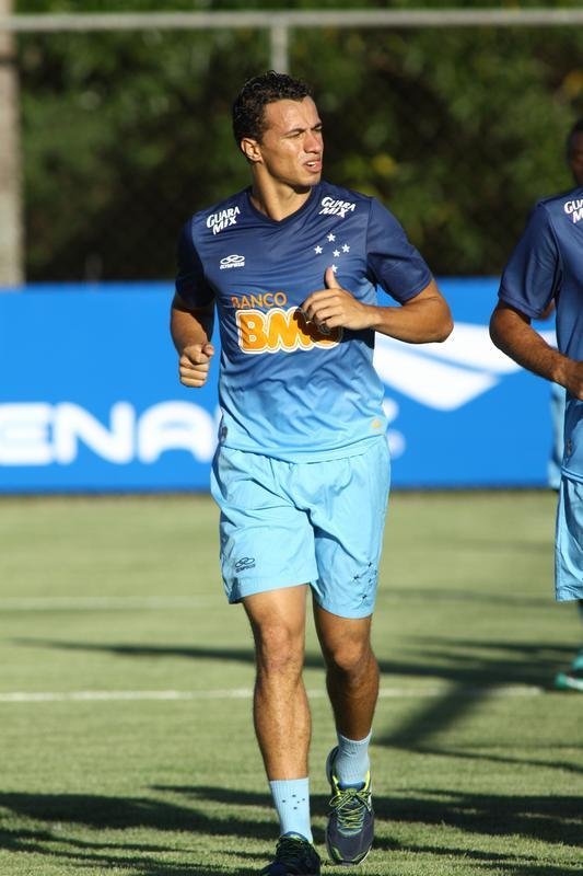 Equipe treinou na Toca II com lateral-direito Fabiano, volante Seymour e atacantes Damio e Joel