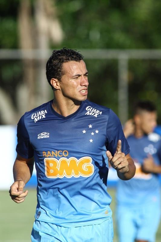 Equipe treinou na Toca II com lateral-direito Fabiano, volante Seymour e atacantes Damio e Joel