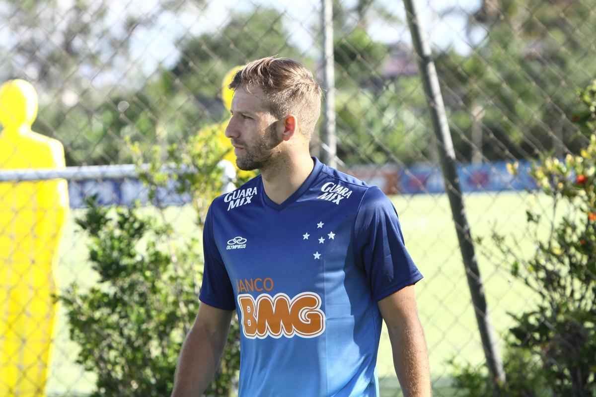 Equipe treinou na Toca II com lateral-direito Fabiano, volante Seymour e atacantes Damio e Joel