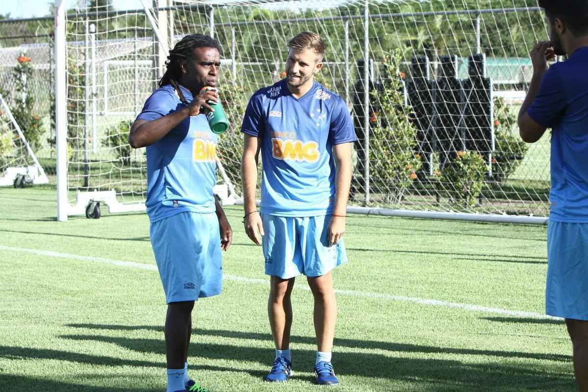 Equipe treinou na Toca II com lateral-direito Fabiano, volante Seymour e atacantes Damio e Joel