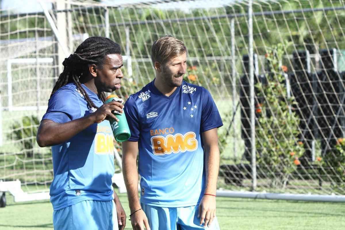 Equipe treinou na Toca II com lateral-direito Fabiano, volante Seymour e atacantes Damio e Joel